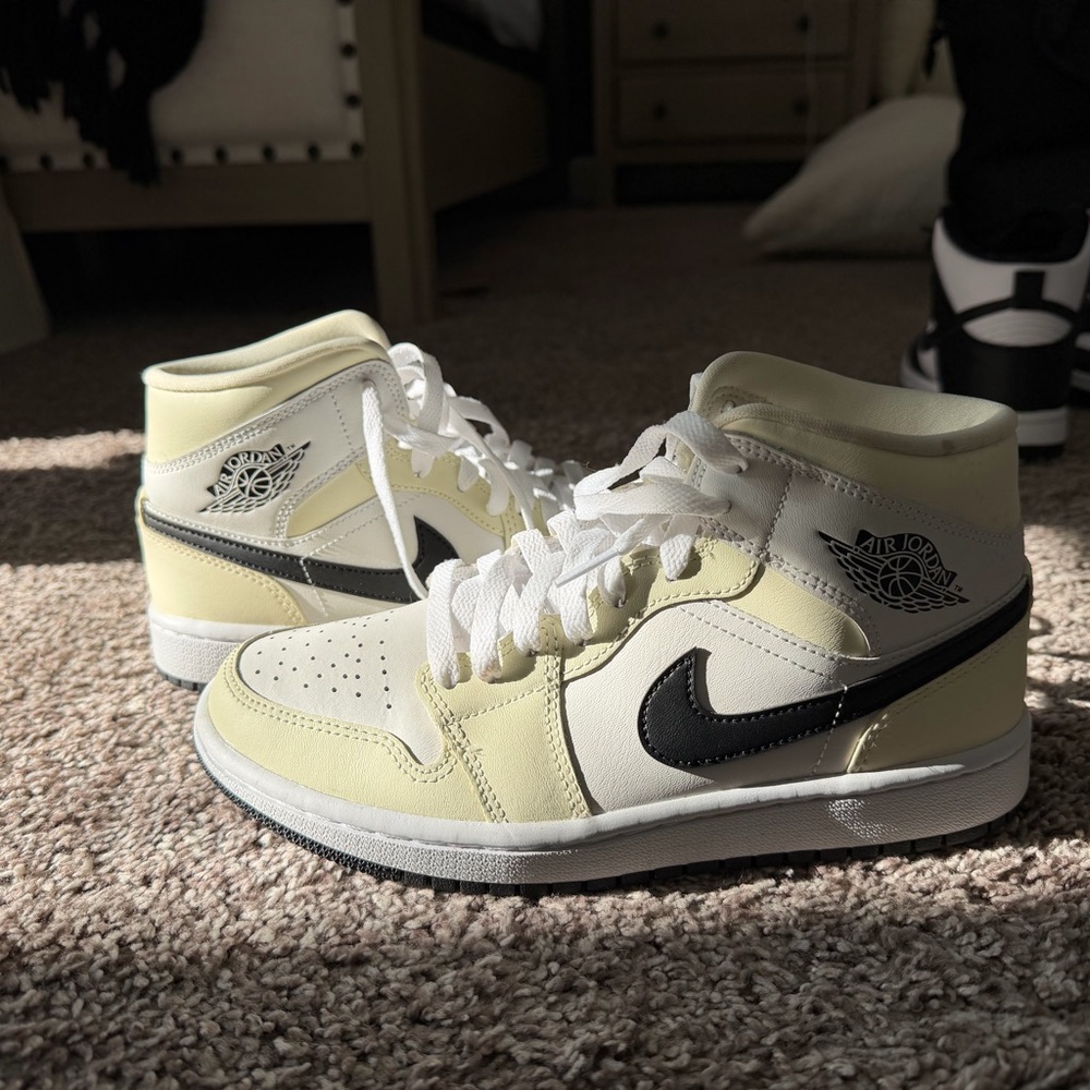 Nike Mid-Top Sneakers in Light Yellow and Black